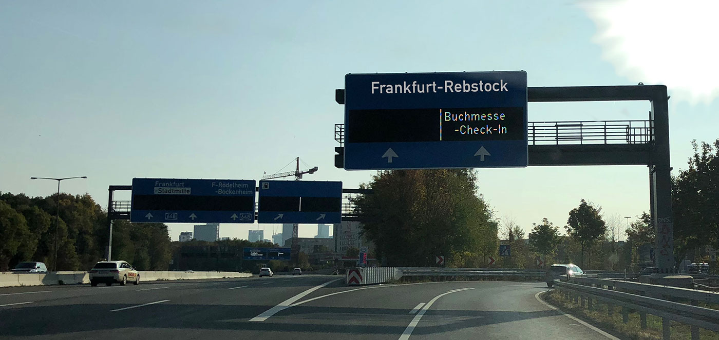 Ausfahrt zur Frankfurter Buchmesse … aus dem Wagen gegen die Morgensonne aufgenommen