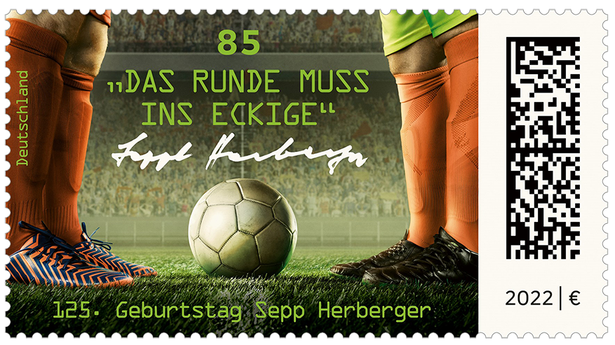 85-Cent-Briefmarke zum 125. Geburtstag des Fußball-Trainers Sepp Herberger, mit einem Ball im Zentrum, inks und rechts die Waden zweier Fußballspieler, dazu ein Zitat und eine Unterschrift.